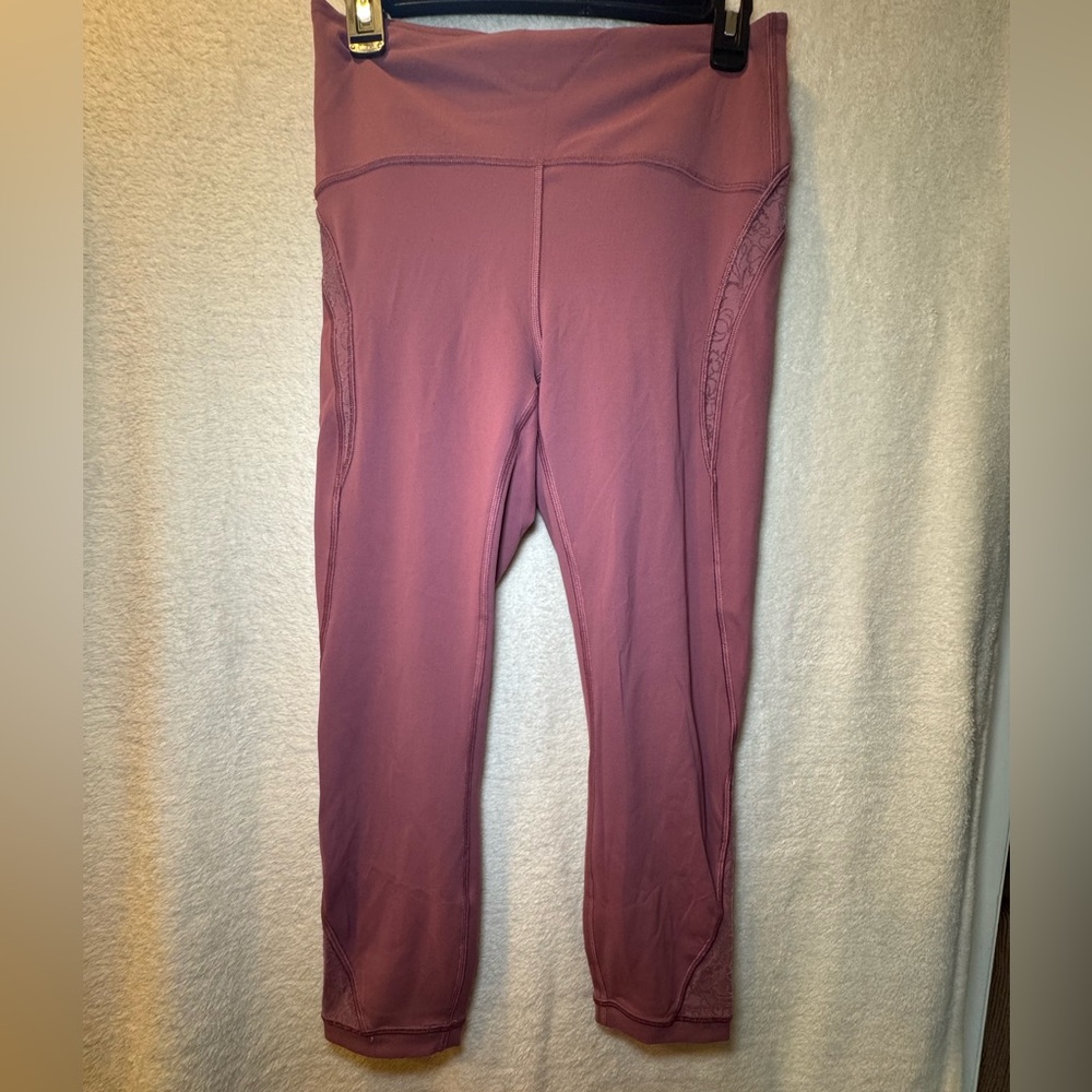 Lululemon Wunder Under Pink Cropped Leggings with floral lace detailing